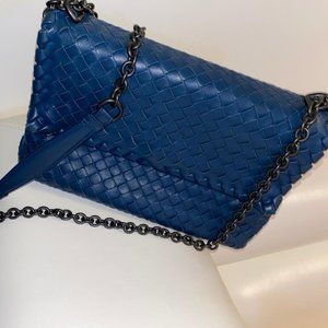 BOTTEGA VENETA Medium Intrecciato Olimpia Bag